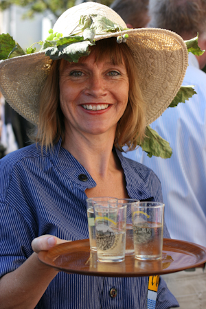 Ria Frauenfeld verteilt Rohrbacher Wein